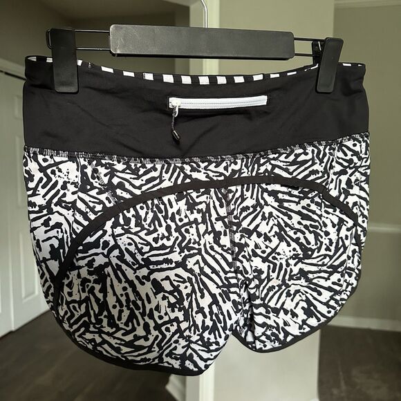 Lululemon Women Run Times Short 4" Brushed Animal White Black Print 4-way Size 6 - Picture 9 of 9
